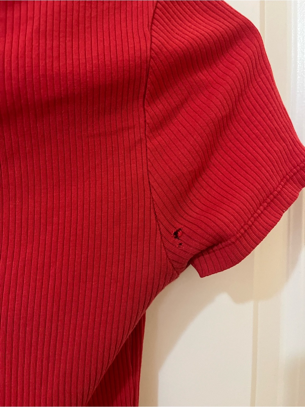 H&M DIVIDED Red Ribbed Crop Tee - Picture 3 of 3